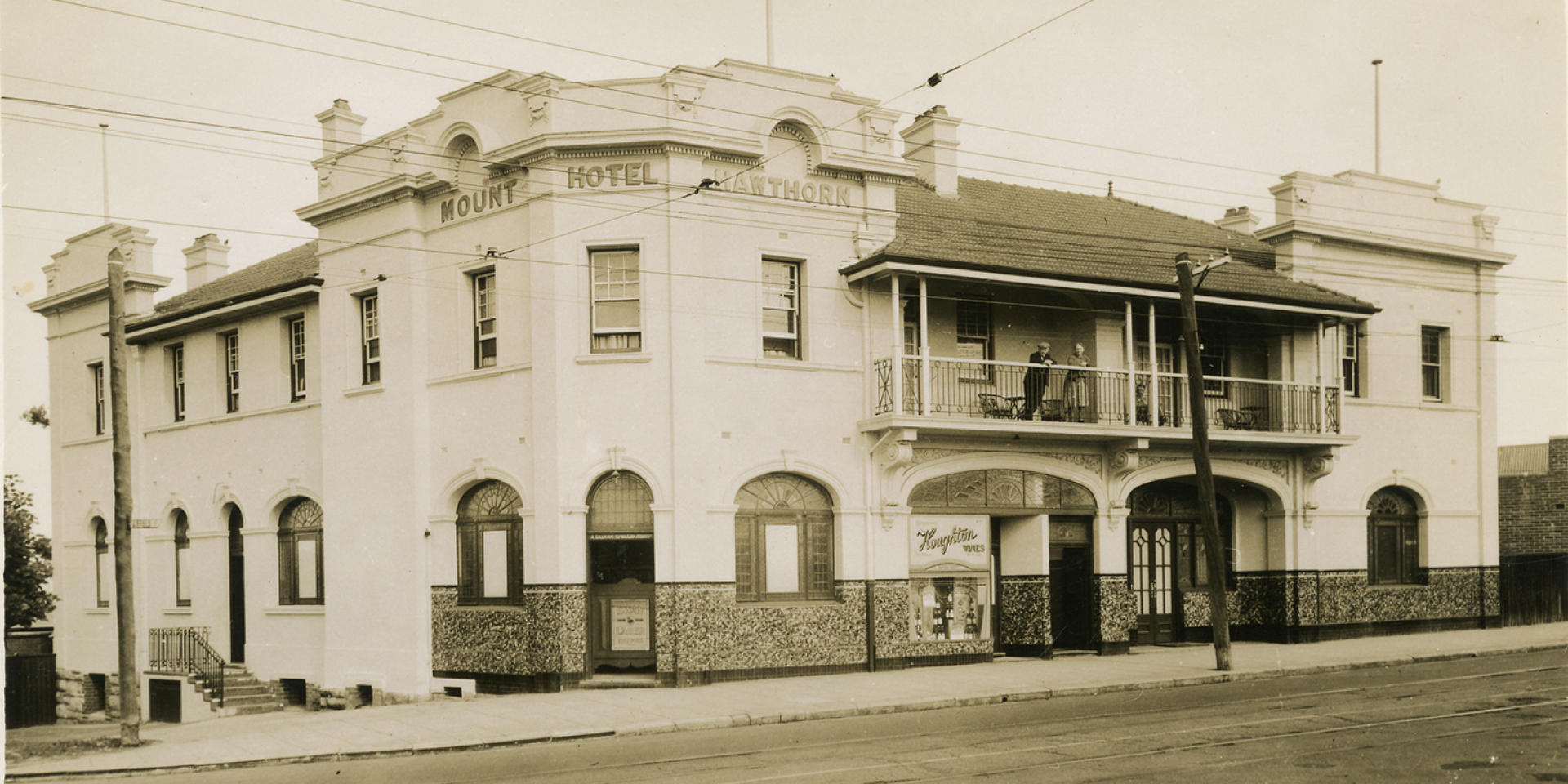 Mount Hawthorn Hotel, 1940. City of Vincent Local History Collection: PH01058